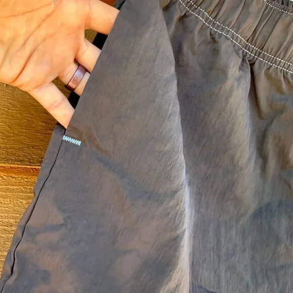 Nike Woman’s Running Gray With Pockets NWOT Shorts Size M - Picture 6 of 13